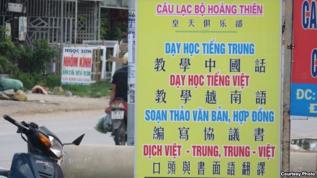 Một trong nhiều biển hiệu bằng tiếng Trung Quốc tại Kỳ Anh - Hà Tĩnh. Ảnh: Blog Lê Anh Hùng.