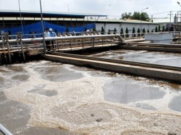 Hình minh họa: Nước thải độc hại ở hồ chứa công ty Formosa Hà Tĩnh trước khi theo đường ống thải ra biển