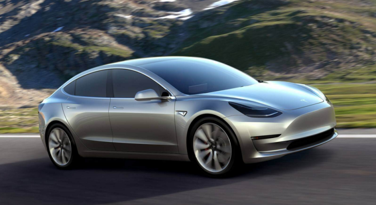Tesla Model 3 - đang di chuyển