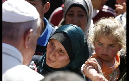 Đức GIáo Hoàng và người tỵ nạn Hồi Giáo ở Lesbos (Hình Mashable.com)