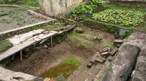 Một ngôi mộ mới bốc được người dân tận dụng làm nơi rửa rau.
