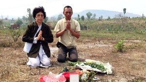 Bà quả phụ Nguyễn Văn Ðương và con trai Nguyễn Viết Xa khấn vái vong linh của chồng và cha trên đỉnh đồi 31, Hạ Lào.