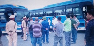 Hai xe buýt chở khách chắn ngang xa lộ Hà Nội-Hải Phòng