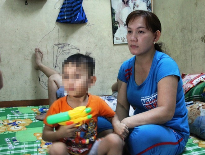 Chị Nguyễn Thị Bé Hai bị "người lạ" bắt cóc con trai. May mắn là cuộc bắt cóc không thành. Hình: Lê Trai.