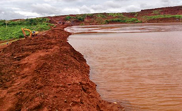 Bùn đỏ tràn từ hồ chứa xảy ra ở nhà máy bauxite Tân Rai, Lâm Đồng Tháng 10/2014.