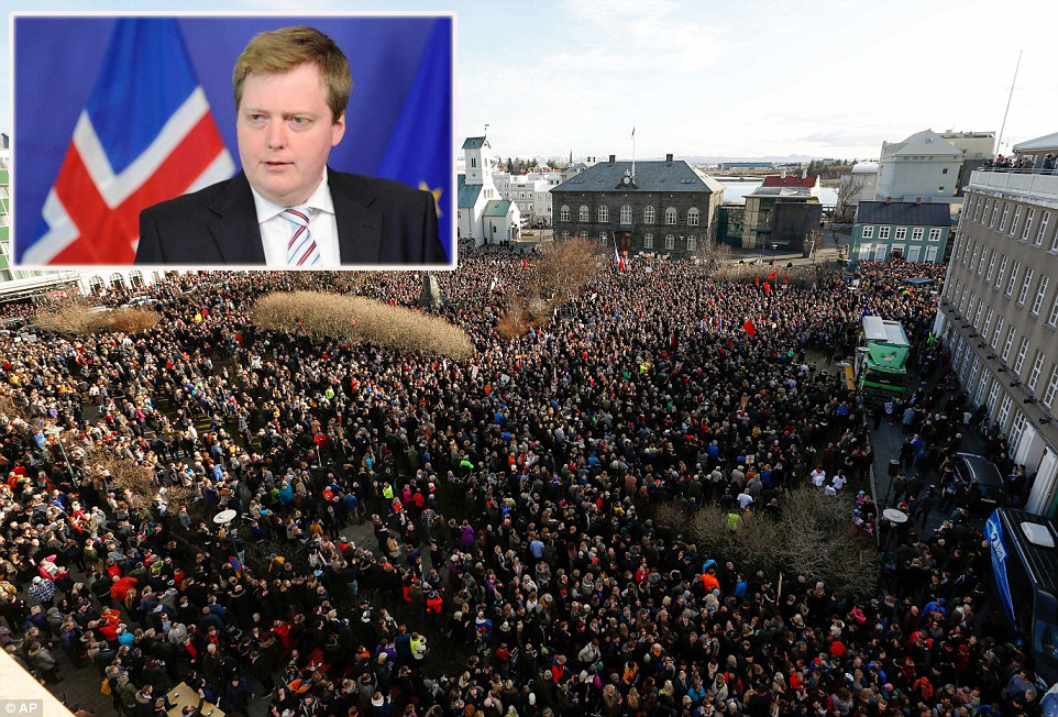 Người dân Iceland biểu tình đòi thủ tướng từ chức.