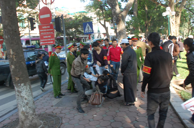Công an đàn áp thô bạo giáo dân Thái Hà tại hồ Gươm ngày 02-12-2011.