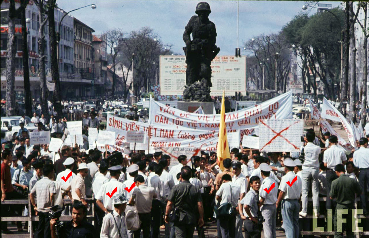 Một số sinh viên biểu tình phản đối bầu cử (theo lời kêu gọi của Mặt Trận Dân Tộc Giải Phóng Miền Nam - Việt Cộng) Cảnh sát (dấu check mark đỏ) không giải tán, để nhóm sinh viên tự do bày tỏ chính kiến. 