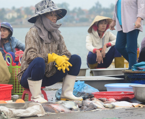 Chợ cá bị ế. Hiện tượng cá chết hàng loạt làm người dân e ngại không dám ăn cá. Ảnh: NLĐ