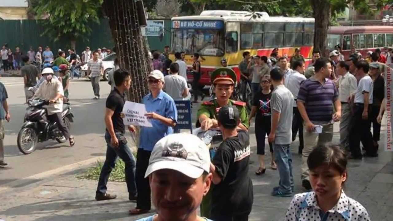 Công an đàn áp người biểu tình chống Trung Quốc xâm lược tháng 6 năm 2013 tại Hà Nội. 