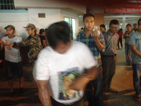 Những người bạn đến ủng hộ ứng cử viên tự do Hoàng Dũng đã bị những thanh niên thường phục đi xe máy chạy qua ném mắm tôm vào người. Ảnh: Blog Nguyễn Xuân Diện