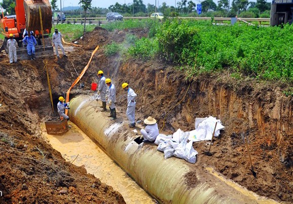Đường ống nước sông Đà bị vỡ lần thứ 17 ngày 31-12-2015, làm nhiều người dân khu vực Hà Nội bị thiếu nước sinh hoạt. Hình: Hà Nội Mới