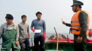 Ngư dân Trung Quốc trên các tàu cá vi phạm đều tỏ thái độ thiếu hợp tác khi bị kiểm tra. Ảnh: BĐBP 