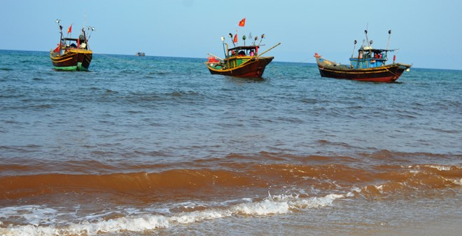 Nước biển màu đỏ nâu xuất hiện trên bờ biển Quảng Bình sáng 4 Tháng 5. Ảnh: Soha News