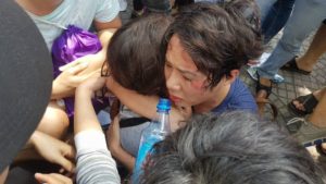 Hai mẹ con chị Hoàng Mỹ Uyên bị công an đánh trong cuộc biểu tình ngày 8-5-2016.