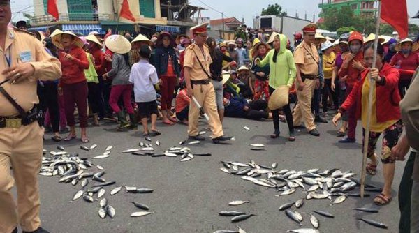 Người dân Quảng Bình bày tỏ thái độ bằng cách đổ cá chết ra đường ngày 29 Tháng Tư, 2016. Ảnh: Fb Nguyễn Quang Vinh