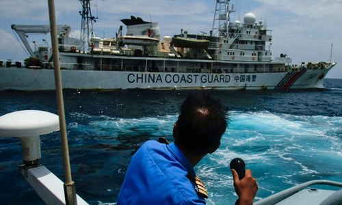 Cảnh sát biển Indonesia vào cuối Tháng 3/2016 đã phải thả tàu cá Trung Quốc xâm phạm và đánh bắt cá trái phép khi có sự xuất hiện của hải cảnh Trung Quốc. Ảnh: AP
