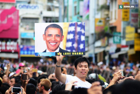 Người dân Sài Gòn đón chào Tổng Thống Obama. Ảnh: Báo Mới