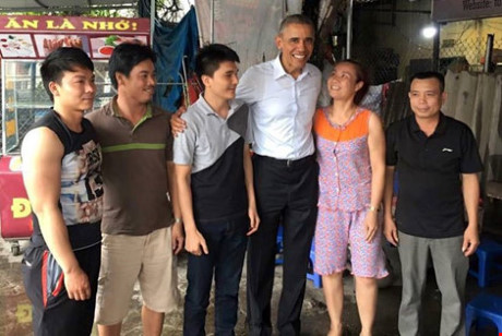 Tổng Thống Obama chụp hình với gia đình chủ quán một quán trà đá tại Mễ Trì Hạ. Ảnh: Zing