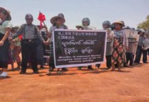 Dân Miến Điện biểu tình trước Công ty Myanmar Wanbao Trung Quốc (04/05/2016 )