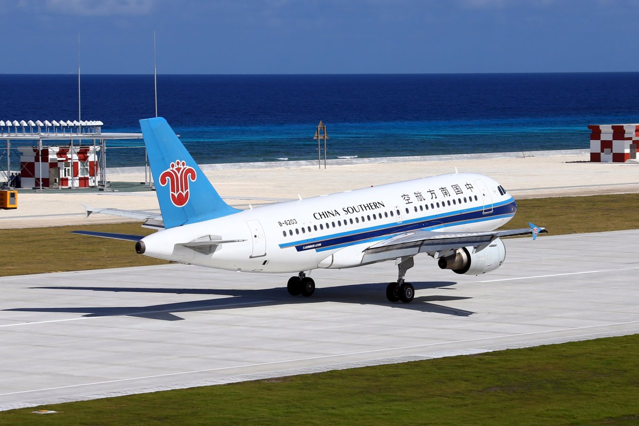  Máy bay dân sự Trung Quốc trên phi đảo của đảo Chữ Thập ngày 6-1-2016. Ảnh: Tân Hoa Xã 
