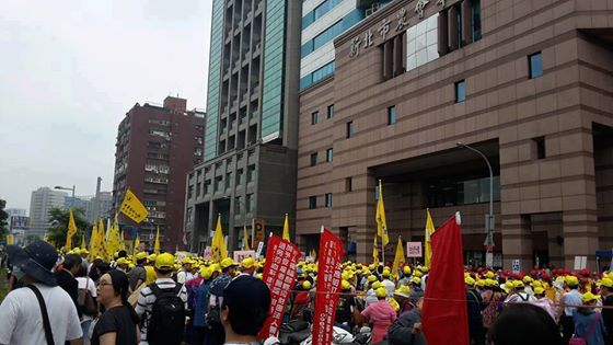 Người Việt tại Đài Loan biểu tình đồng hành cùng đồng bào tại quê nhà hôm 1-5-2016. 
