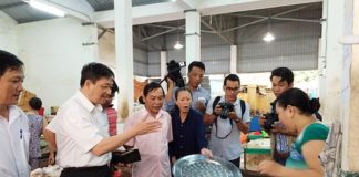 Lãnh đạo TP Đà Nẵng đi chợ mua cá để chụp hình tuyên truyền (03/05/2016)
