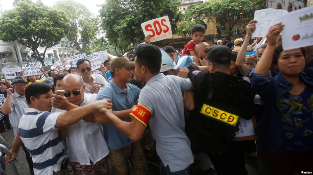 Lực lượng an ninh ngăn chận người dân biểu tình tại Hà Nội ngày 1 Tháng 5, 2016. Ảnh: Reuters