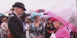 Nữ Hoàng Elizabeth II (phải) và nữ chỉ huy cảnh sát London