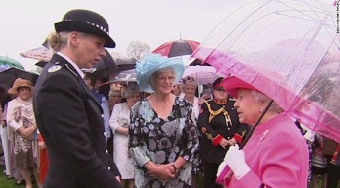 Nữ Hoàng Elizabeth II (phải) và nữ chỉ huy cảnh sát London