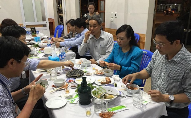 Bộ Trưởng Y Tế Nguyễn Thị Kim Tiến hồi đầu Tháng 5 ăn tôm cá tại Hà Tĩnh và khẳng định, “Hải sản tươi sống ở Hà Tĩnh, Quảng Bình đều an toàn.” Ảnh: Facebook