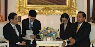 Ngoại trưởng Nhật Kishida (trái) và Thủ tớng Thái Prayuth