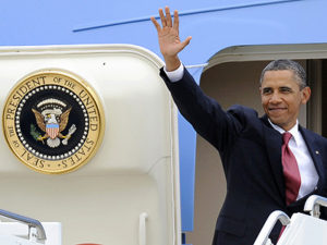 Obama-boarding-Air-Force-One