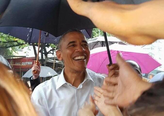 Tổng thống Obama trò chuyện với người dân dưới trời mưa to. Ảnh: Nguyễn Hưởng