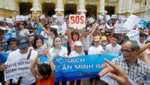 Người dần Hà Nội biểu tình trước Nhà Hát Lớn sáng ngày 1-5-2016. Hình: Internet