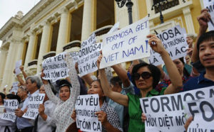 Người dân Hà Nội biểu tình tại trung tâm Hà Nội ngày 1-5-2016. Ảnh: AFP
