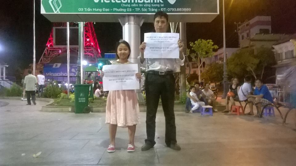 Tại Sóc Trăng: Một cuộc biểu tình tự phát bất ngờ của hai cha con để đồng hành với bà con, khiến CA không ra tay kịp
