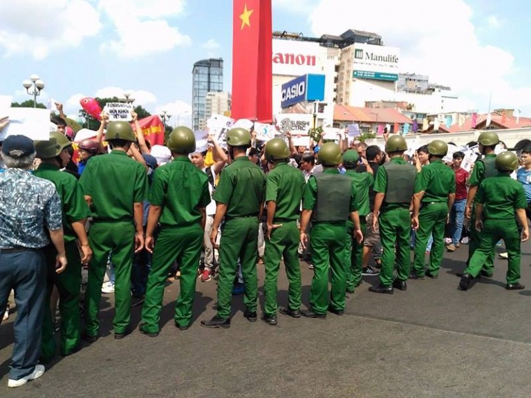 Lực lượng công an được huy động để ngăn chặn và bắt người biểu tình. Ảnh: GNsP