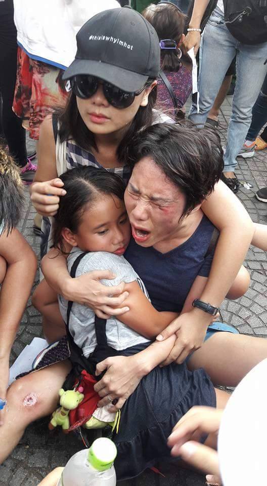 Hai mẹ con cô Hoàng Mỹ Uyên bị công an đánh trong cuộc biểu tình ngày 8-5-2016.