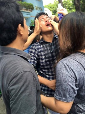 Người biểu tình bị công an xịt hơi cay tại Sài Gòn hôm 8-5-2016.