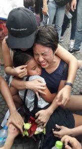 Hai mẹ con chị Hoàng Mỹ bị đánh đập trong cuộc biểu tình ngày 8-5. Ảnh: Facebook
