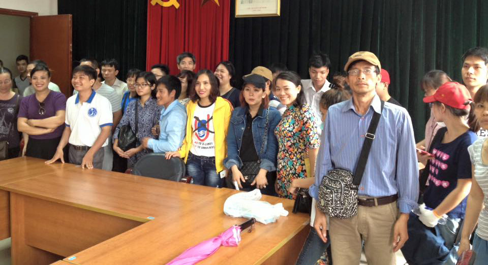 42 người biểu tình bị bắt đưa về đồn công an Long Biên hôm 8-5-2016. Ảnh: Internet