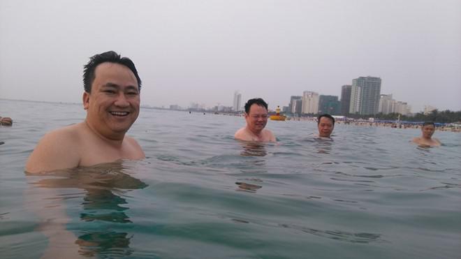 Lãnh đạo Đà Nẵng tắm biển hôm 1 Tháng 5, 2016.