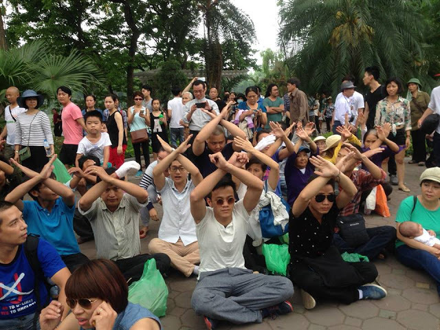 Tọa kháng ôn hòa tại Hà Nội ngày 8-5-2016. Hình: Hội Anh Em Dân Chủ