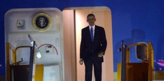 Tổng thống Obama bước xuống phi trường Nội Bài-Hà Nội