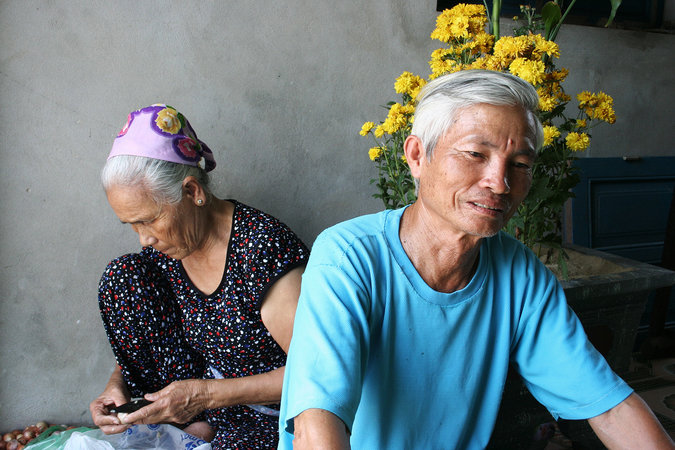 Ông Hồ Hữu Sia, 67 tuổi, làm nghề cá khô tại làng Nhân Trạch, Quảng Bình, với vợ là Nguyễn Thị Tâm. Con gái ông ngã bệnh sau khi ăn cá nhiễm độc. Cuộc sống của gia đình mong manh khi không còn cá.