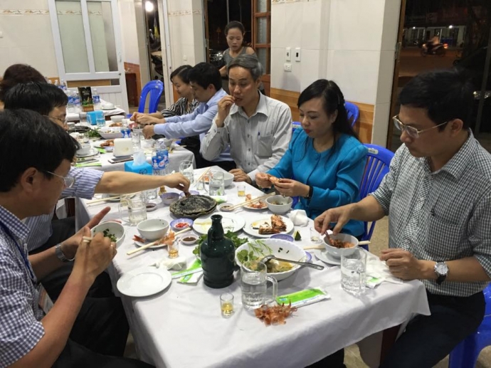 Bộ trưởng Y tế Nguyễn Thị Kim Tiến ăn hải sản Hà Tĩnh hôm 3-5-2016 để khẳng định hải sản vùng này an tòan. Ảnh: Giao Thông