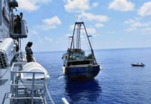 Tàu hải quân Indonesia áp sát tàu cá Trung Quốc