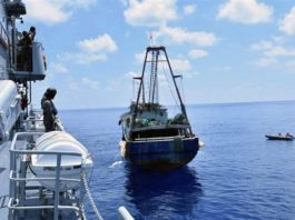 Tàu hải quân Indonesia áp sát tàu cá Trung Quốc