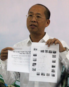 Tổng giám đốc Chung Wai Fu giới thiệu quy trình xử lý nước thải của nhà máy. Ảnh: Cửu Long